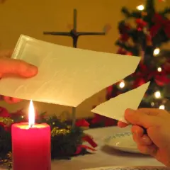 Jak dzielić się opłatkiem: znaczenie tradycji wigilijnej i obrzędy