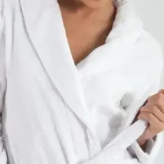 Dlaczego biały szlafrok damski to must-have w każdej garderobie?