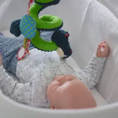 Co kupić 2 miesięcznemu dziecku pod choinkę? Bezpieczne zabawki, które zachwycą
