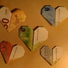 Serduszka z banknotów w prostej kopercie z kółek