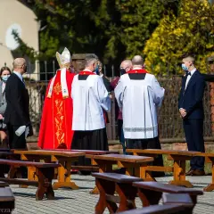 Ile dać na bierzmowanie? Odpowiednie kwoty i zwyczaje, które zaskoczą