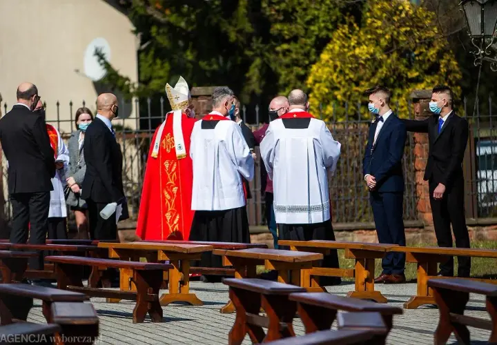 Ile dać na bierzmowanie? Odpowiednie kwoty i zwyczaje, które zaskoczą
