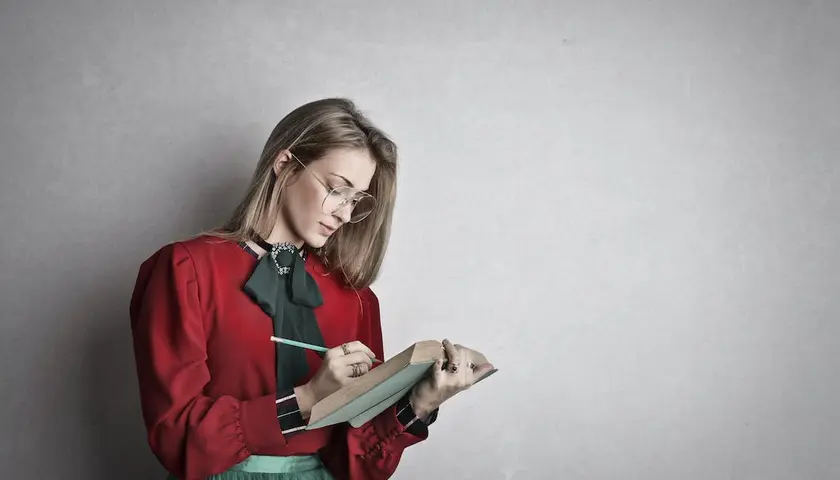  Elegancki prezent dla wykładowcy i nauczyciela polskiego - sprawdzamy inspirujące pomysły!