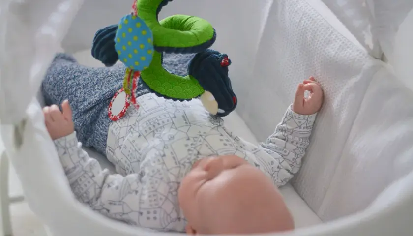 Co kupić 2 miesięcznemu dziecku pod choinkę? Bezpieczne zabawki, które zachwycą