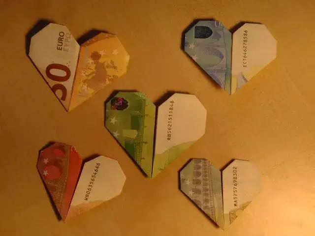 Serduszka z banknotów w prostej kopercie z kółek